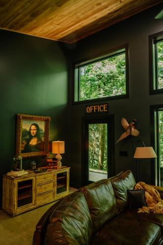 a living room with a couch and a picture on the wall at Whiskey Lounge in Loudonville