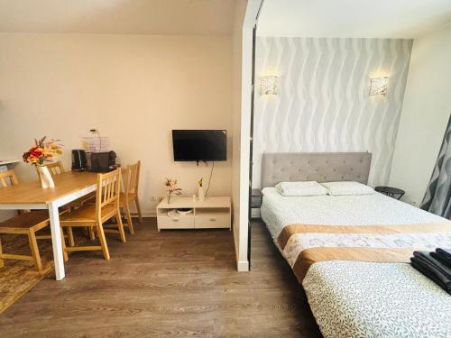 une chambre avec deux lits et une table avec un bureau dans l'établissement Apart 300m to Arc de Triomphe, à Paris