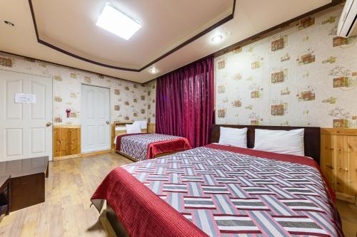 a hotel room with two beds in a room at Venus Motel in Boryeong