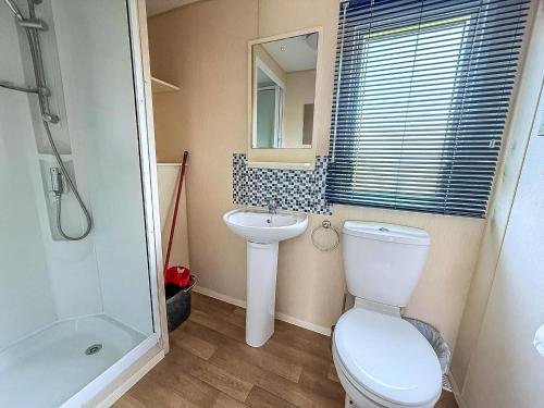 Gallery image of 6 Berth Caravan For Hire In Essex, Seawick Holiday Park Ref 27016R in Clacton-on-Sea