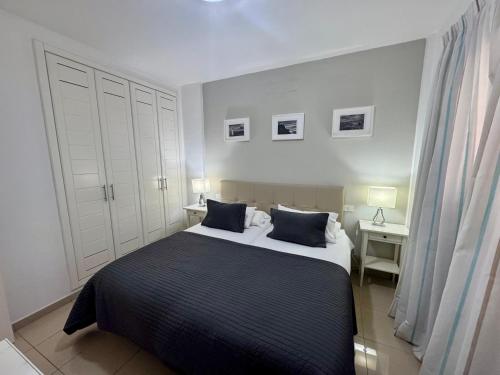 Ένα ή περισσότερα κρεβάτια σε δωμάτιο στο COSTA AZUL APARTMENTS -1A