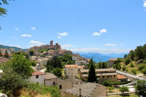 a town on a hill with mountains in the background at Via Roma 19 in Castel del Monte
