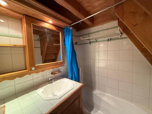 une salle de bain avec un lavabo, un miroir et une baignoire dans l'établissement Appart 4 pièces avec accès piscine, 8 pers, garage, balcons sud - FR-1-293-350, à Hauteluce