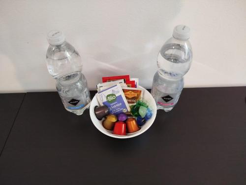 a bowl of candy and two bottles of water at Affittacamere il Ciliegio in Trieste