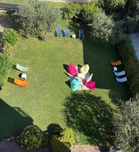 an overhead view of a garden with chairs and umbrellas at Hotel Villa Al Vento in Nago-Torbole
