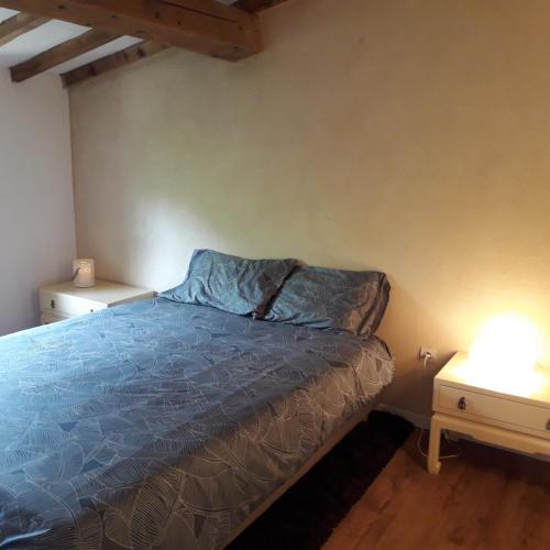 une chambre avec un lit et deux tables de nuit dans l'établissement Charming small house close to Uzès, à Foissac