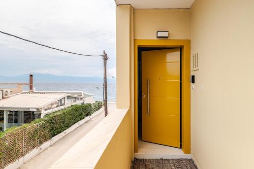 Front Row to the Beach - Luxury 2BR with Free Parking