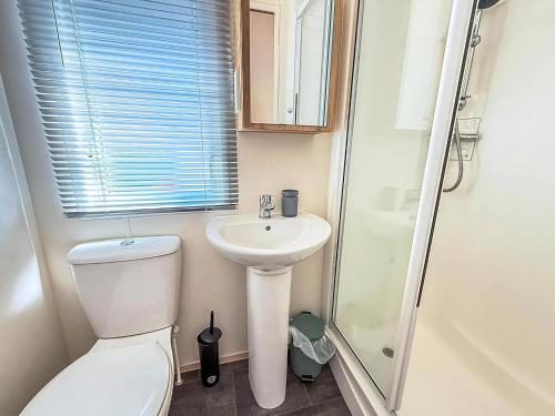 Ένα μπάνιο στο Homely 6 Berth Caravan At Belle Aire Holiday Park Ref 00044Ba