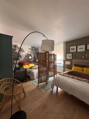 une chambre avec un lit et un salon dans l'établissement Chez ROSE, à Bruyères