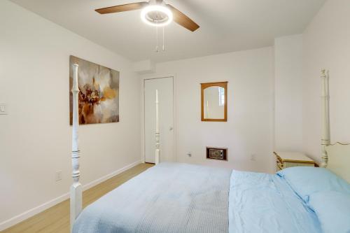 Un dormitorio blanco con una cama y un ventilador de techo. en 5 Mi to Trilith Studios Apt with Furnished Pergola, en Fayetteville