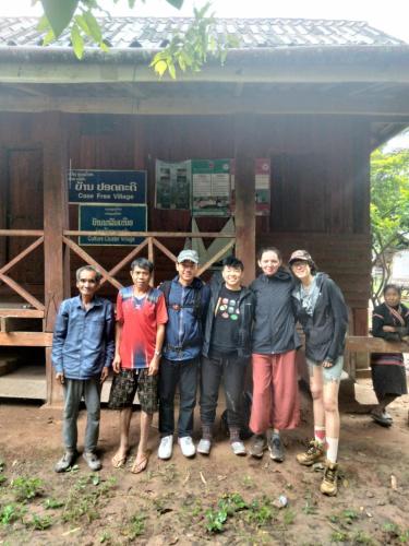 grupa ludzi stojących przed budynkiem w obiekcie Local Adventure Laos w mieście Louang Namtha
