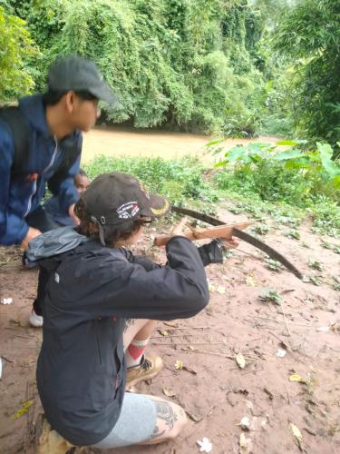 grupa ludzi patrząca na broń w obiekcie Local Adventure Laos w mieście Louang Namtha