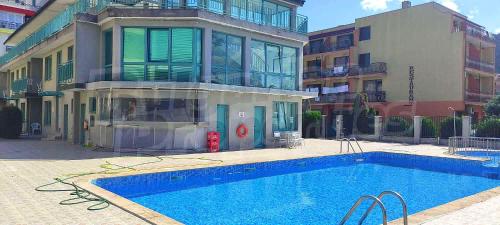 Piscina a Hotel Amigos o a prop