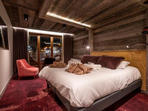 Giường trong phòng chung tại Luxueux Appartement 7 Pièces à Morzine avec Spa, Piscine et Accès Direct aux Pistes - FR-1-314-96