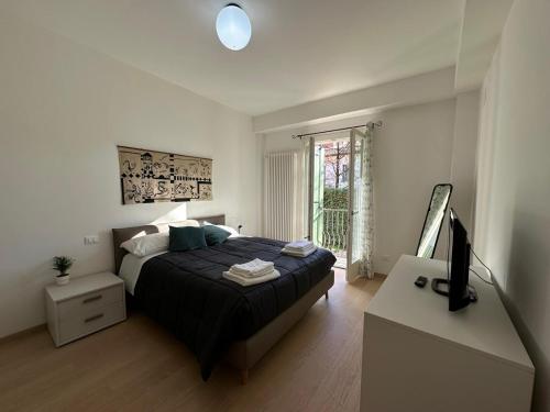 Un dormitorio con una cama y un televisor y una ventana. en Casa Mirandola in Contra' Sant' Andrea, en Vicenza