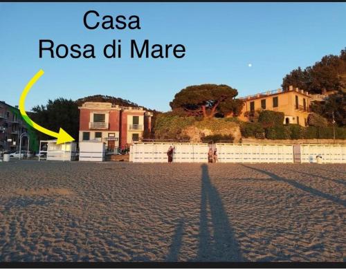レヴァントにあるCasa ‘Rosa di mare’の浜辺の家の影