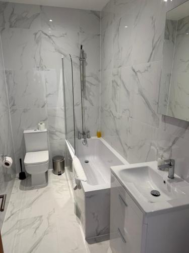 ロンドンにあるCentral London Budget Roomsの洗面台、トイレ、浴槽を備えたバスルーム