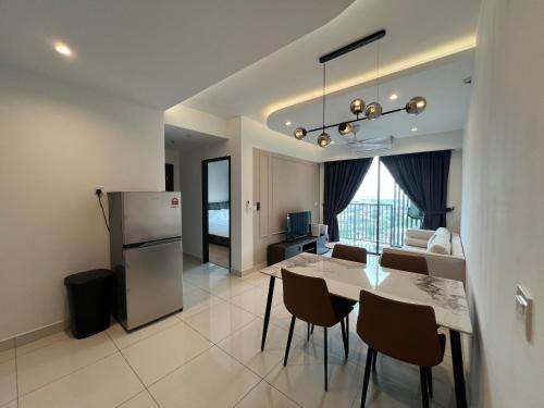 una cucina e una sala da pranzo con tavolo e frigorifero di Edumetro B09 3 Bedroom Subang Sunway By MICASA GROUP a Subang Jaya