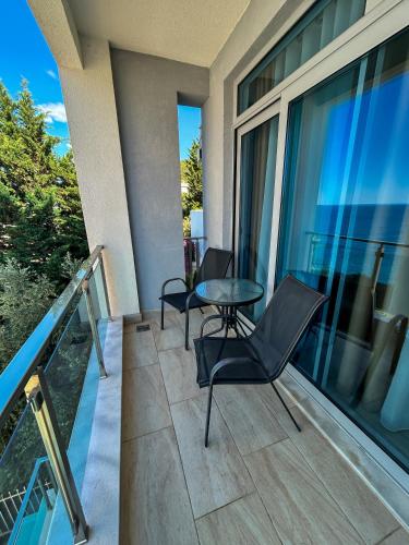 a balcony with chairs and a table on a building at Flabelline in Bar