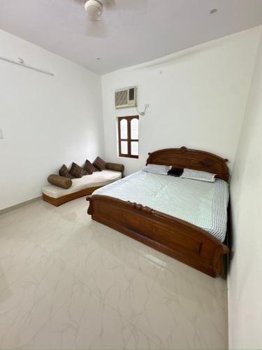バラナシにあるSukoon Bagh Staysの部屋にベッドが2つある寝室