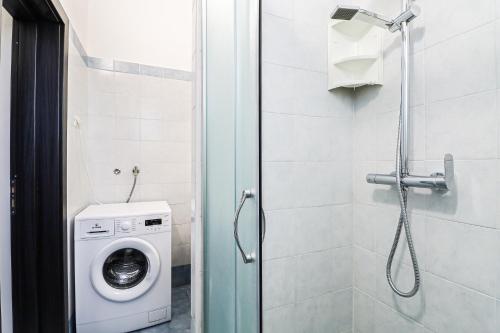 a shower with a washing machine in a bathroom at Nettuno80 3 by Casa di Marco AP33 in Lido Conchiglie