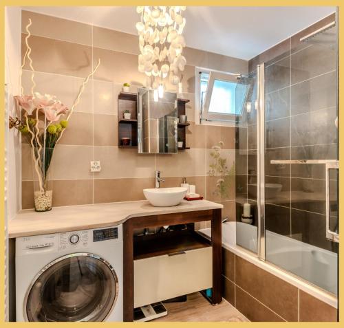 Saint-Jeoire-PrieuréにあるChez Mélanie I T3 I Saint-Jeoireの洗濯機と洗面台を備えたバスルーム