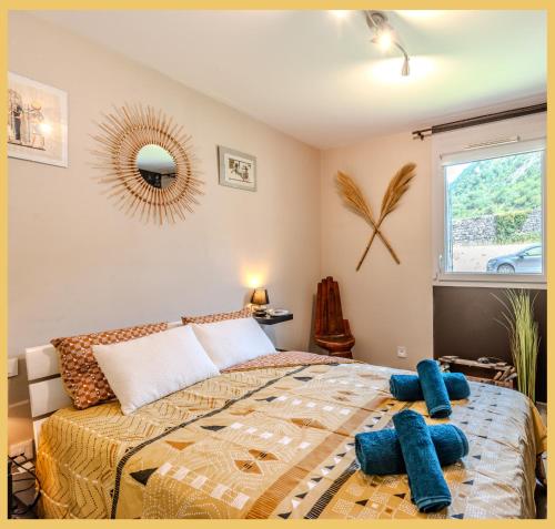 Saint-Jeoire-PrieuréにあるChez Mélanie I T3 I Saint-Jeoireの青いタオルが敷かれたベッドのある寝室