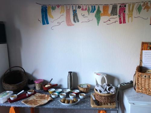 un comptoir avec de la nourriture et des paniers dessus dans l'établissement COTTAGE des RIAS 2 chambres d'hôtes ou 1 suite à 172 m de la mer sans TV, à Kerfany-les-Pins