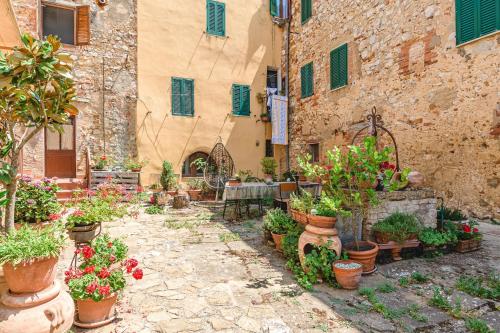a courtyard with potted plants in front of a building at La Casa del Pozzo in Trequanda