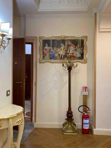 a room with a painting on the wall and a fire extinguisher at Maison de luxe in Naples
