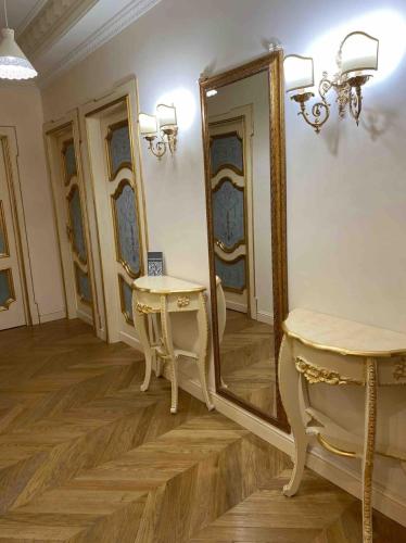 a dressing room with a mirror and a dressing table at Maison de luxe in Naples