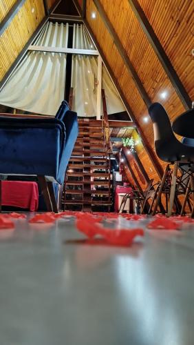 Χώρος καθιστικού στο Cabana dos Sonhos!A frame house Chalé Experience!