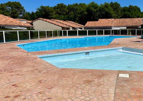 une grande piscine avec de l'eau bleue dans l'établissement Duplex house B34 Les Villas de La Palmyre, aux Mathes