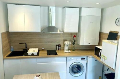 Photo de la galerie de l'établissement Studio de charme avec piscine, à Mougins