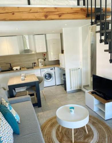 Photo de la galerie de l'établissement Studio de charme avec piscine, à Mougins