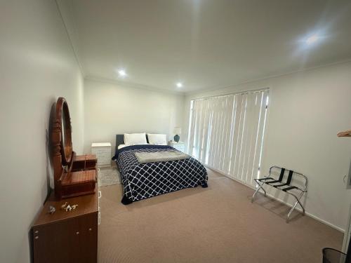 Un pat sau paturi într-o cameră la Sydney Blue Mountain Haven 4BR