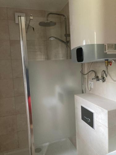 una doccia con una porta in vetro in un bagno di Cisy Resort II-bon turystyczny,ogrodzony teren na wyłączność,150 m od jeziora a Krzywe