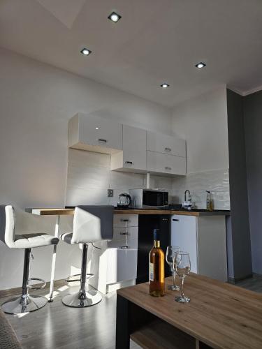 una cocina con una mesa con una botella de vino. en Lubawskie Zacisze, en Lubawka