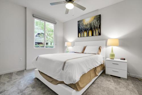 Giường trong phòng chung tại Global Luxury Suites Mission Valley