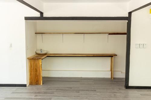 a closet with a wooden bench in a room at Seis Playas Hotel in Tamarindo