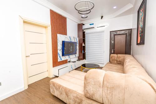 レッキにあるOyster Shell Apartmentsのソファとテレビのあるリビングルーム