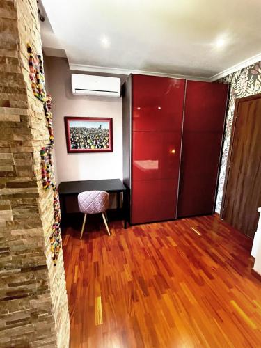 a room with a desk and a chair in it at Grado 2 in Lido di Ostia