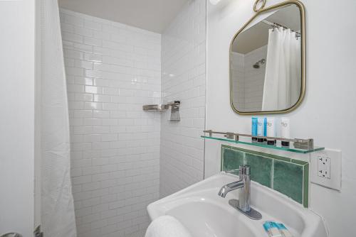Un baño de Royal Palms Motel