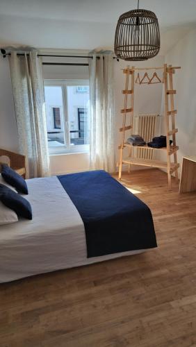 - une chambre avec un lit, une échelle et des lits superposés dans l'établissement Chambres d'hôtes 