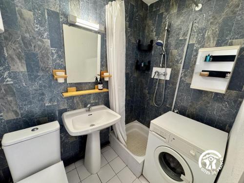 bagno con lavandino e specchio. di Le grand bleu a Narbonne