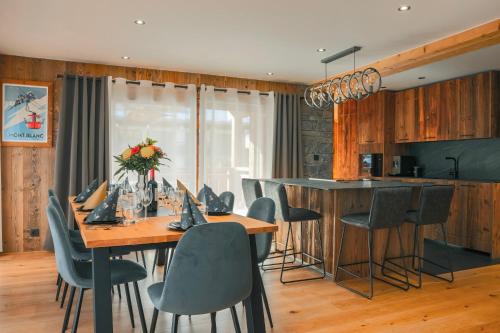 une salle à manger avec une table et des chaises dans l'établissement CHALET TEKA LES GETS - Appartement Chavannes, aux Gets