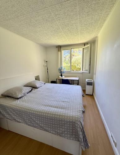 une chambre avec un lit et une fenêtre dans l'établissement Peaceful Nice Apartment Garden View, 20 min from beach, à Nice