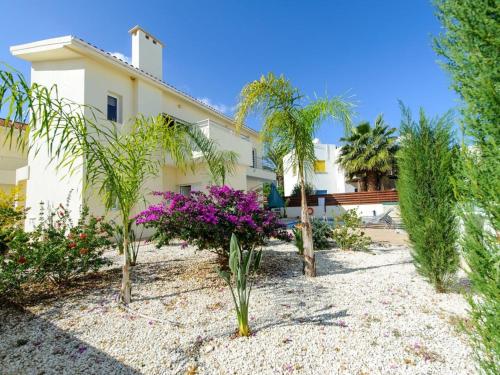 Villa Dafnis Helios - Lovely 3 Bedroom Central Protaras Villa With Pool