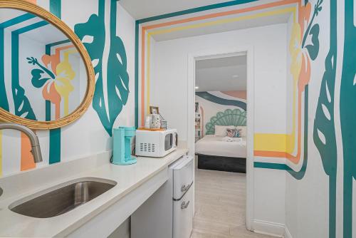 Una cama o camas en una habitación de Royal Palms Motel