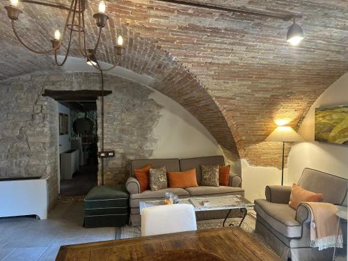 a living room with a couch and a table at Nido di Gufi in Todi